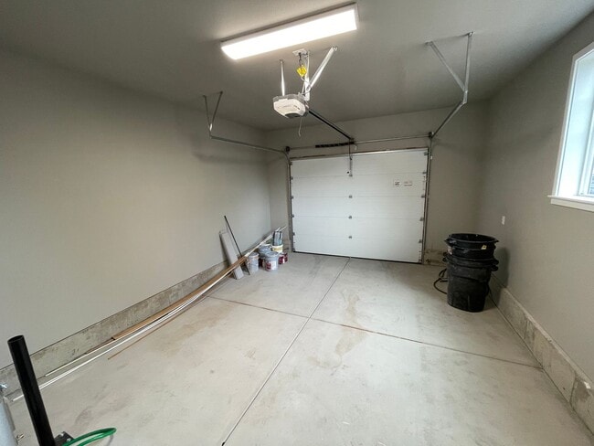 Building Photo - NEW 4 Bedroom / 4.5 Bath Duplex. A/C in every bedroom