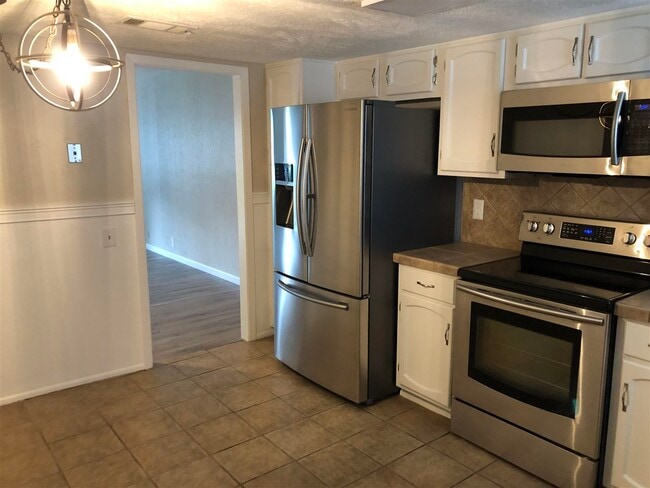 Building Photo - 315 Lakebend Dr