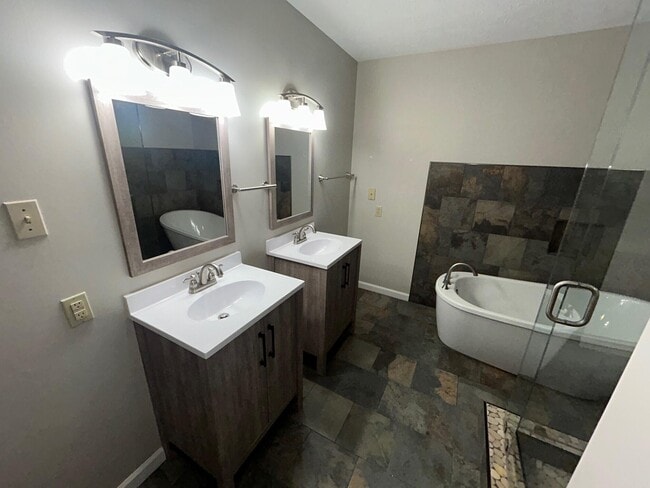 Building Photo - 3503 Lakeside Ct