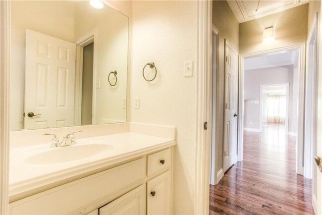 Building Photo - Spacious 3 Bed- 2 Bath in the Exclusive Private Riverwood Addition- SW Fort Worth- 76116