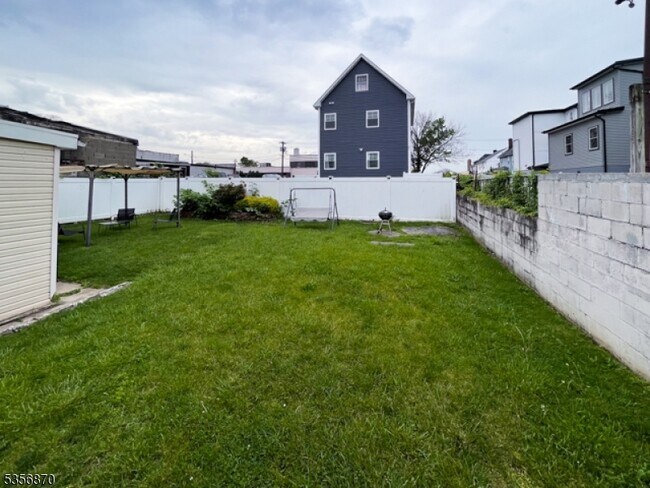 Building Photo - 560 Forest St