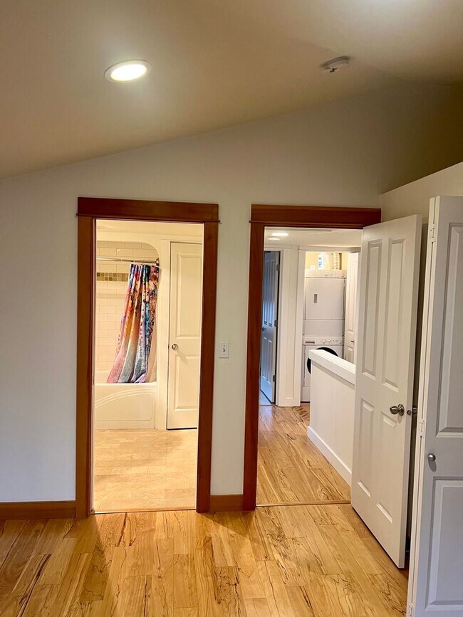 Building Photo - Available 1/0! Cozy townhouse in the Mt Baker neighborhood.