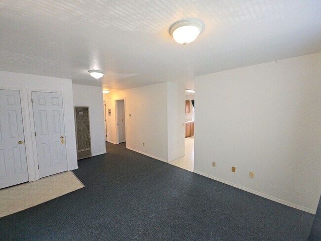 Building Photo - 830 Crescent Way