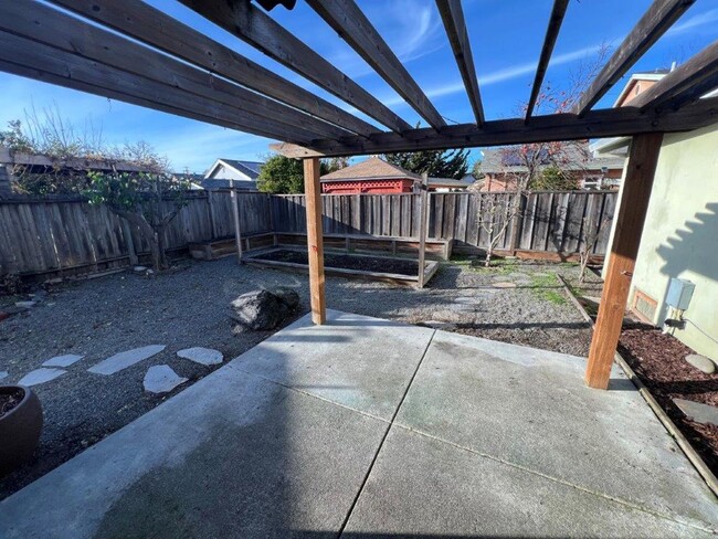 Building Photo - Nor Cal Realty Inc, - 2 BD 2 BTH Single fa...