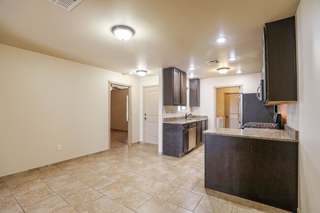 Building Photo - Cozy 3 Bed 2 Bath You've Been Looking For!