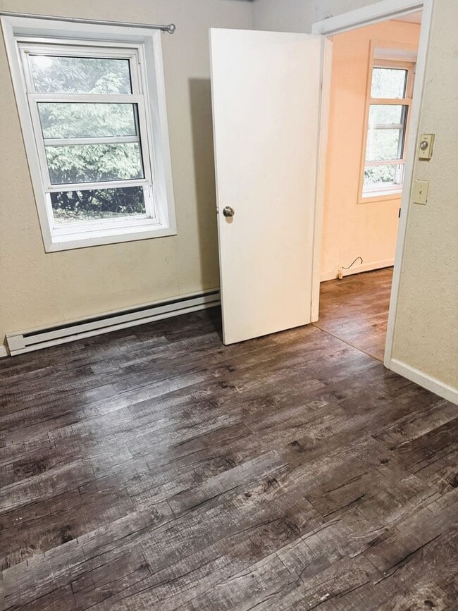 Building Photo - Two-Bedroom Lower Duplex Near Downtown Ban...