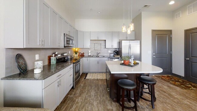 Building Photo - Beautiful Loft Apartment in the Heart of D...
