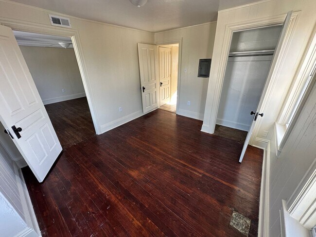 Building Photo - Top Floor, Renovated 1 Bedroom Apartment-York City SD