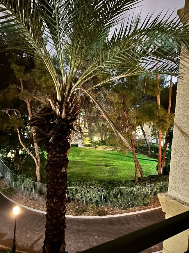 Building Photo - Gorgeous unfurnished 1 bedroom at the fabulous Meridian