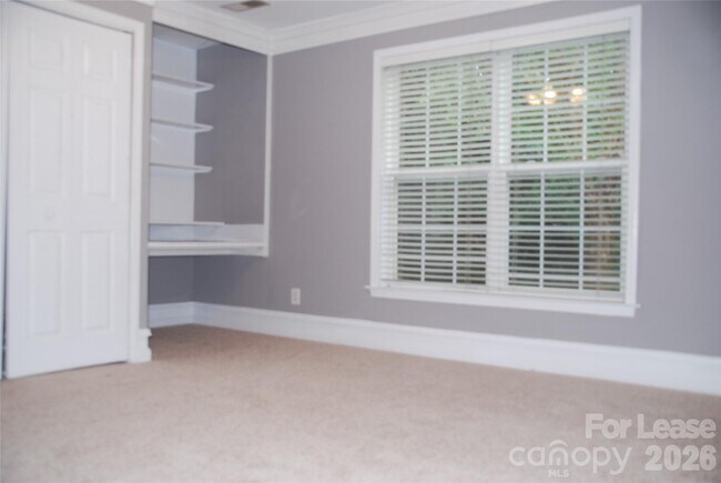 Building Photo - 733 Meadow Lake Dr