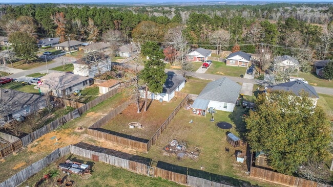 Building Photo - Charming single story 3-bedroom, 2-bath home nestled in a quiet, well-established neighborhood in...