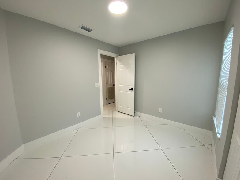 Building Photo - 2032 Gregory Dr