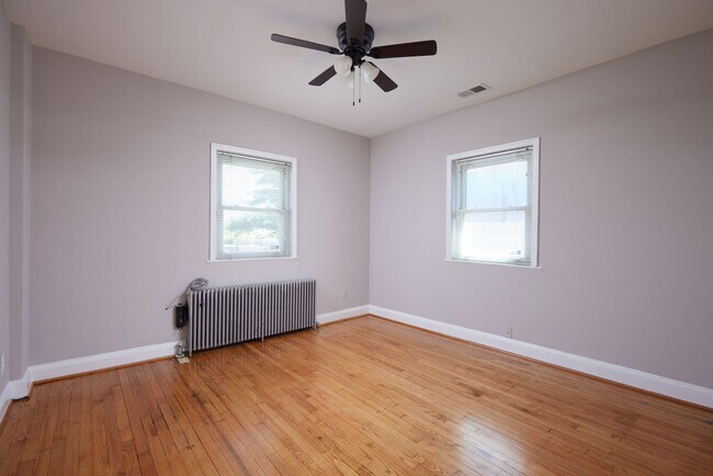 Building Photo - Charming 3BR/2BADetached Bungalow Blocks t...