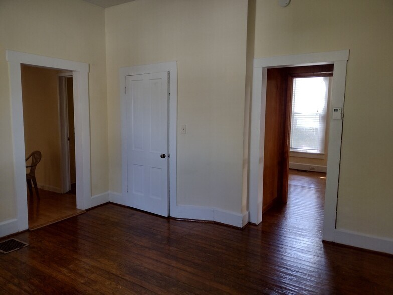 Building Photo - 705 W 13th St