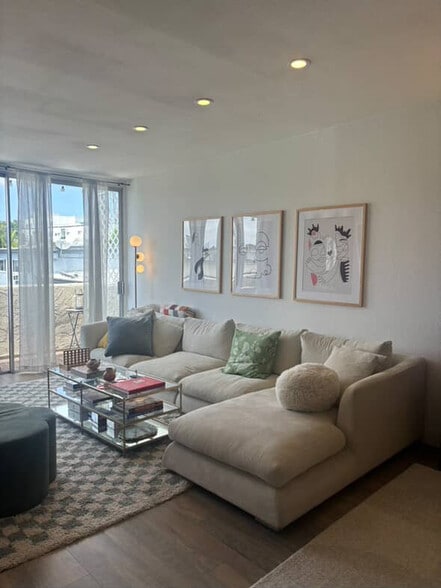 Building Photo - 11645 Montana Ave