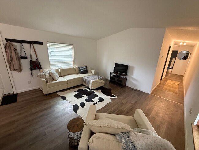 Building Photo - 3 Bedroom 1 Bath Fully Updated Home in Cli...