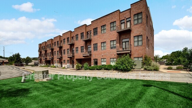 Building Photo - 60 University Dr