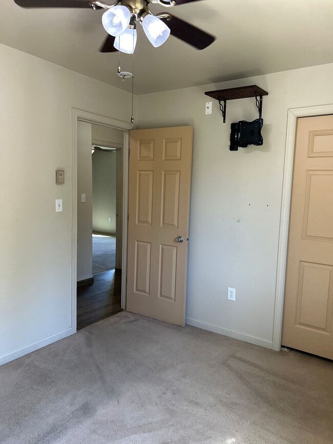 Building Photo - Century 21 Gold Rush - 3 bed, 2 bath (North Pole)
