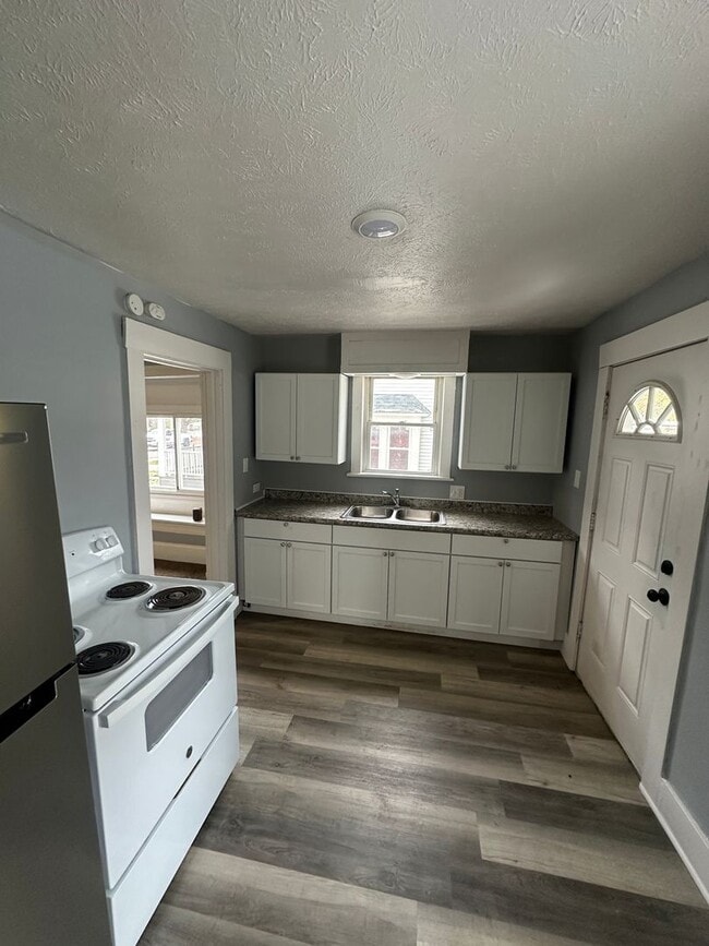 Building Photo - 4 Bed / 2 Bath Sunroom, Updated Kitchen & Spacious Layout!