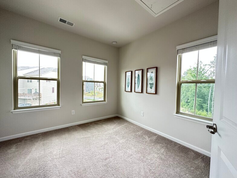 Building Photo - 742 Channing Park Cir