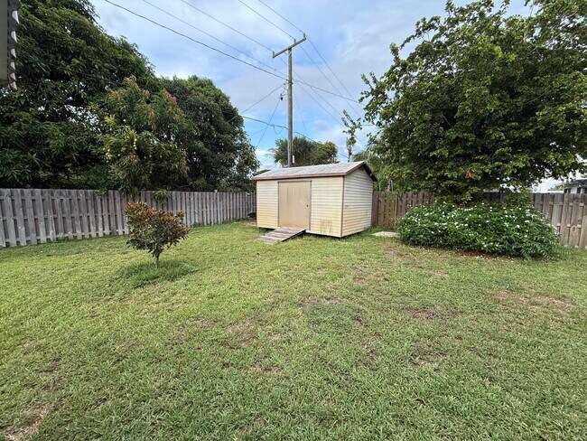 Building Photo - 817 Elm Rd