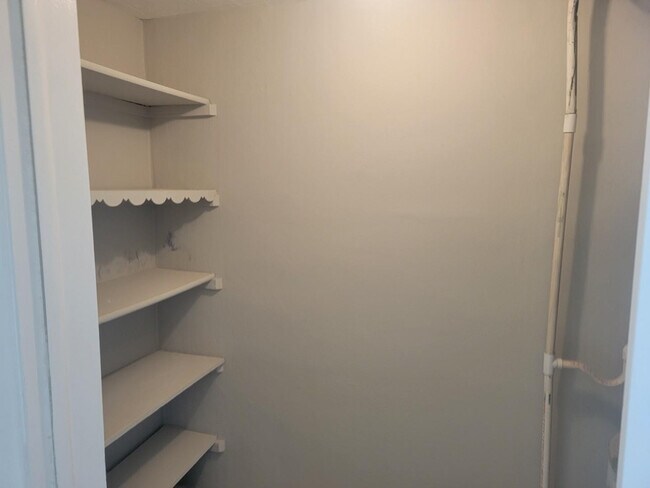 Building Photo - 2100 Diana Dr