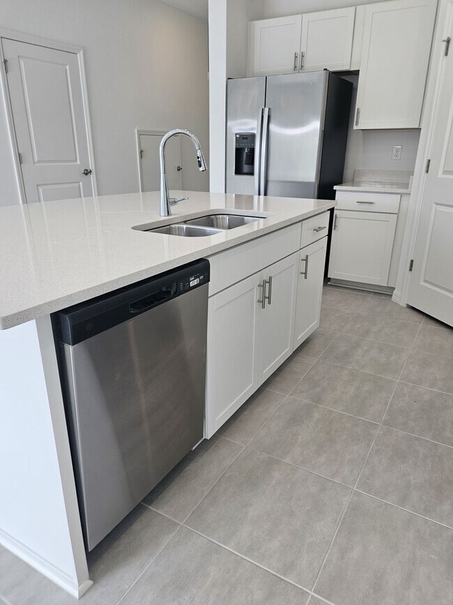 Building Photo - Townhome in The Townhomes of River Landing