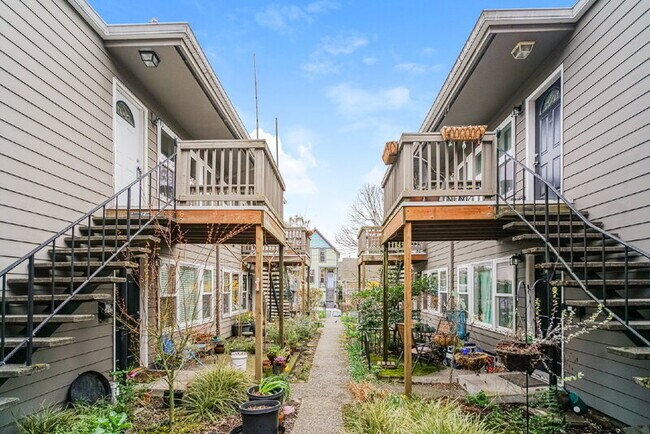 Building Photo - 131 SE 22nd Ave