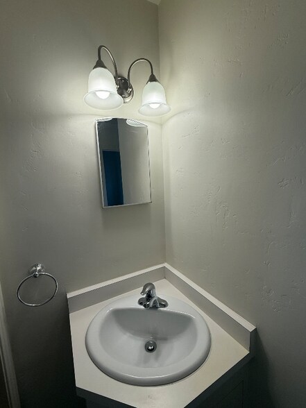 Building Photo - 2110 Wilton Dr