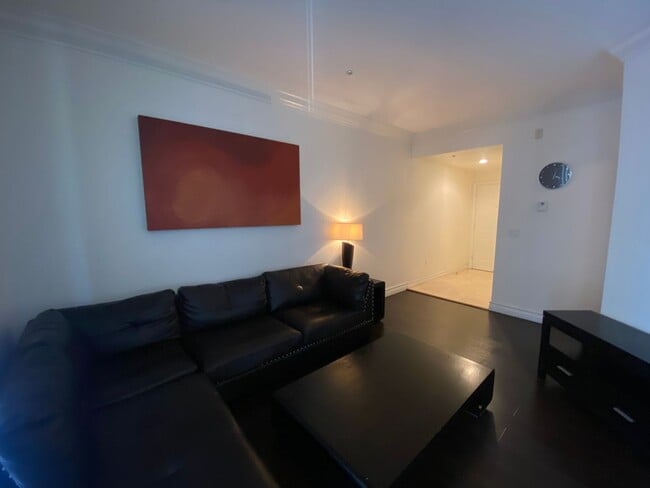 Building Photo - Charming Fully Furnished 1 Bedroom Condo: ...