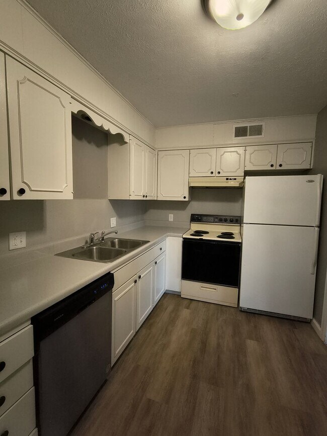 Building Photo - HUGE 2 Bedroom and Bathroom Apartment in East CB!