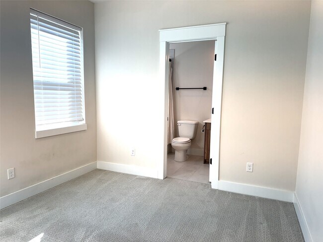 Building Photo - 5338 Donovan Gdns Ln