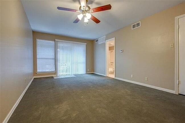 Building Photo - This Townhome is a true gem