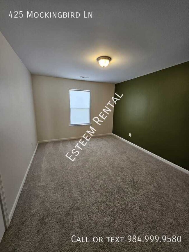 Building Photo - 425 Mockingbird Ln