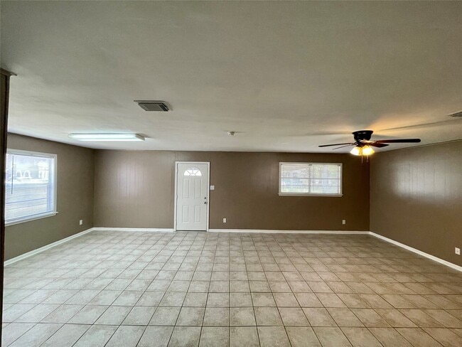 Building Photo - 617 Fostoria Ln