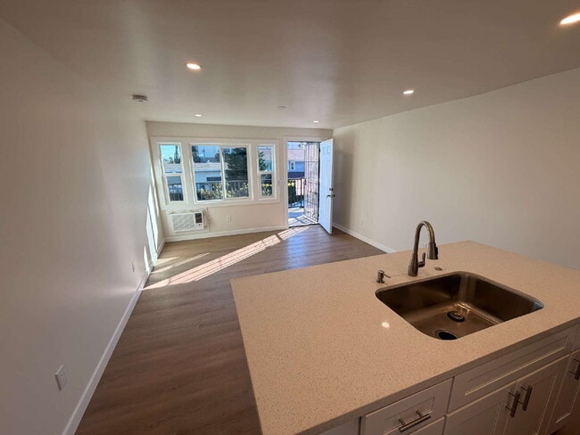 Building Photo - Modern Open Concept1 Bed + 1 Bath Upstairs Unit + In-Unit Laundry + AC