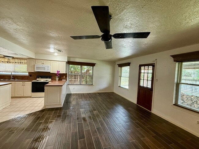 Building Photo - 9407 Pinole Ln