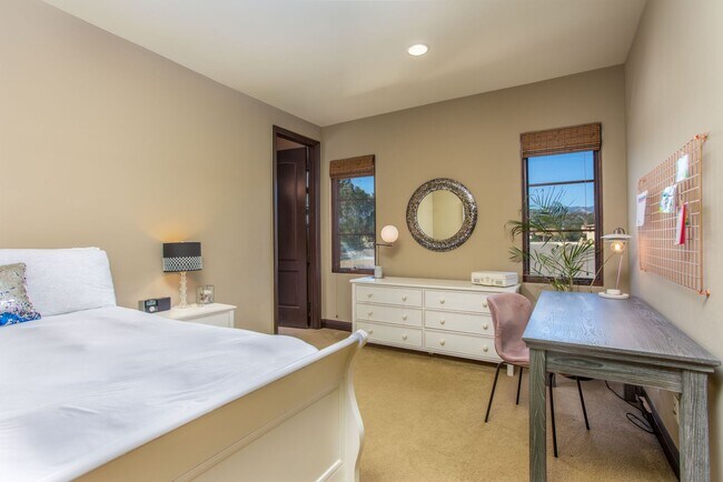 Building Photo - Large 5 bed / 5 bath Tuscan Style Home on ...