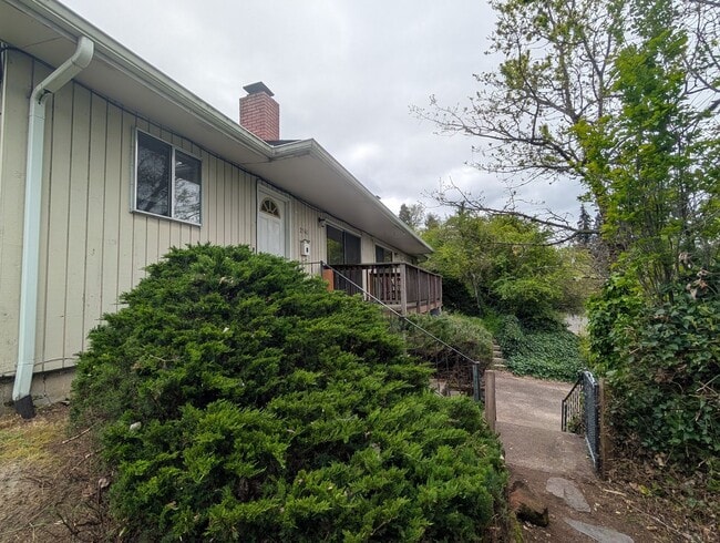 Building Photo - 2-Bedroom, 1-Bath Duplex In The Friendly Street Area In Eugene!