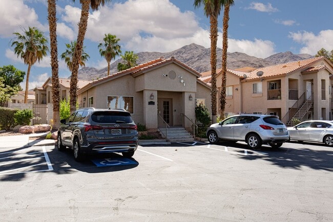 Building Photo - Move-in ready ground-floor 2 bed, 2 bath
