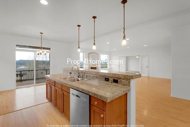 Building Photo - Updated Luxury Five Bedroom Home in Happy Valley!