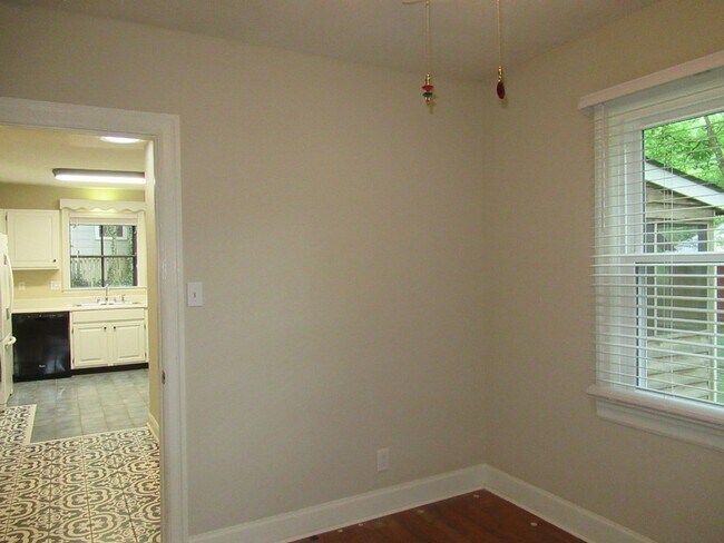 Building Photo - Lovely 2br bungalow with screened porch an...