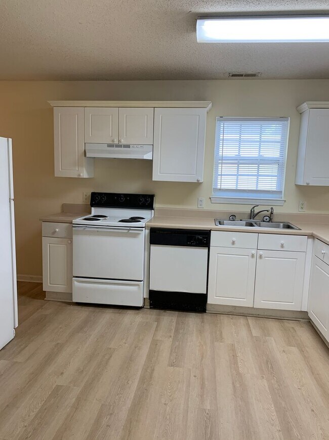 Building Photo - 3 Bedroom, 2 Bath House Available On Wesle...