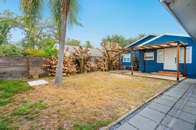 Building Photo - Historic GEM! – The First Female-Built Home in Holly Hill