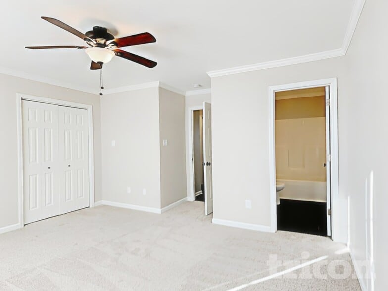 Building Photo - 137 Deercroft Dr