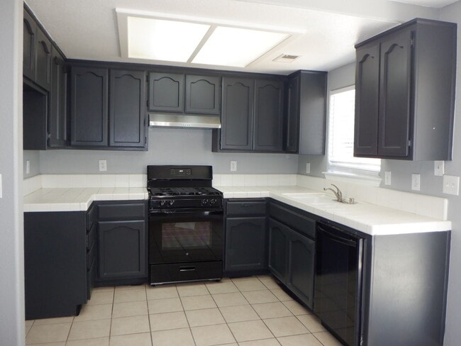 Building Photo - Convenient Location - Cul De Sac