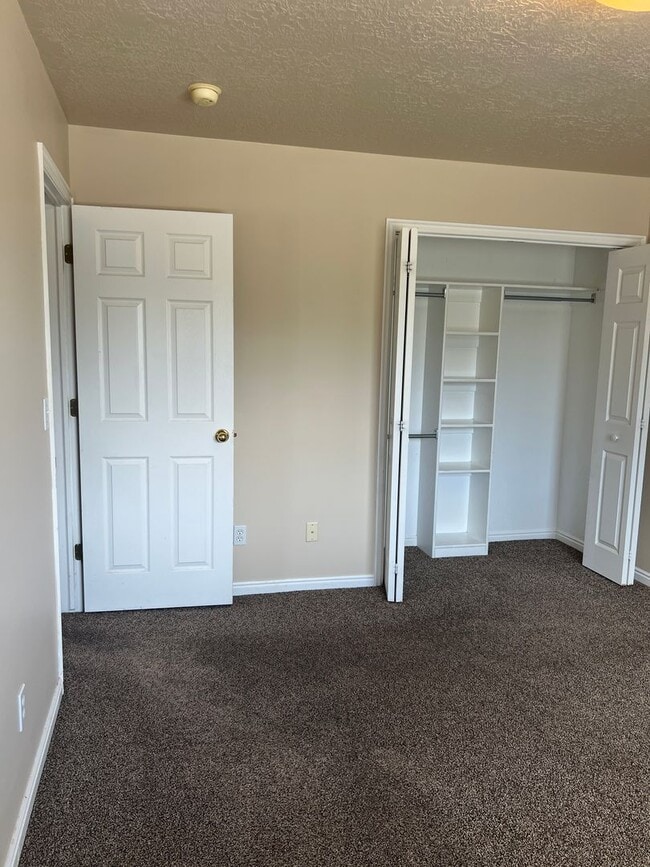 Building Photo - Brentwood Upper Level Condo - 2 Bed, 1 Bath with Washer/Dryer and Optix Internet!
