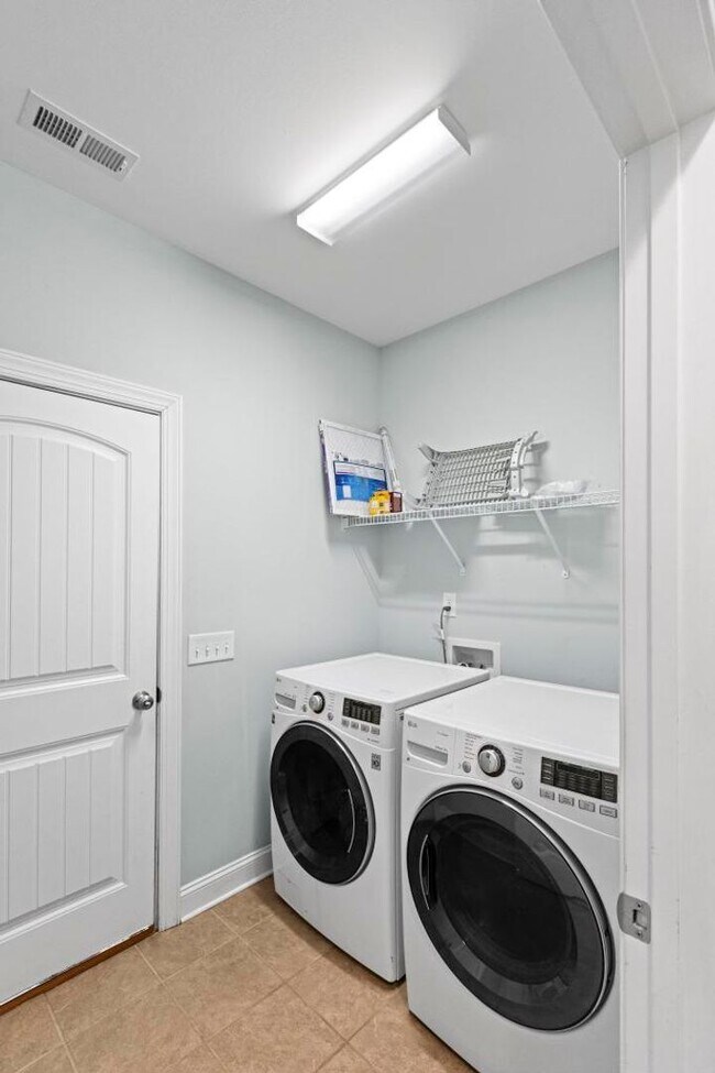 Building Photo - Minutes to the Beach! Conveniently located...