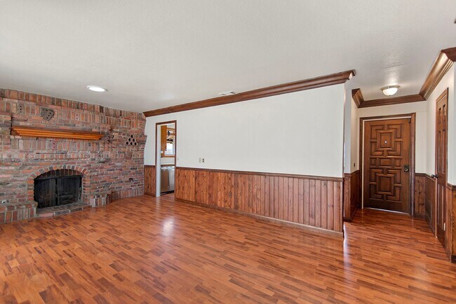 Building Photo - Charming 3-Bedroom Home on Corner Lot in E...
