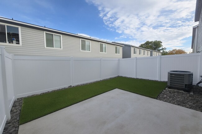 Building Photo - Modern Comfort Meets Convenience